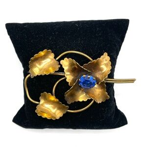 Vintage Unsigned Brass Sapphire Blue Glass Stone Flower Pin Brooch
